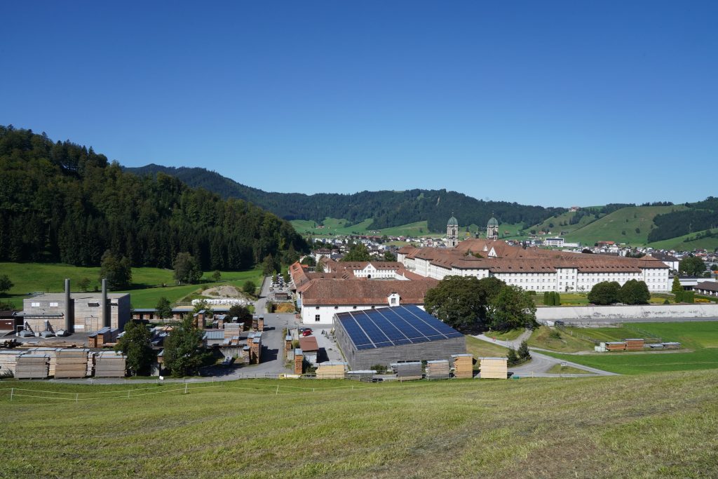 PV Anlage auf Dach der Reithalle Kloster Einsiedeln