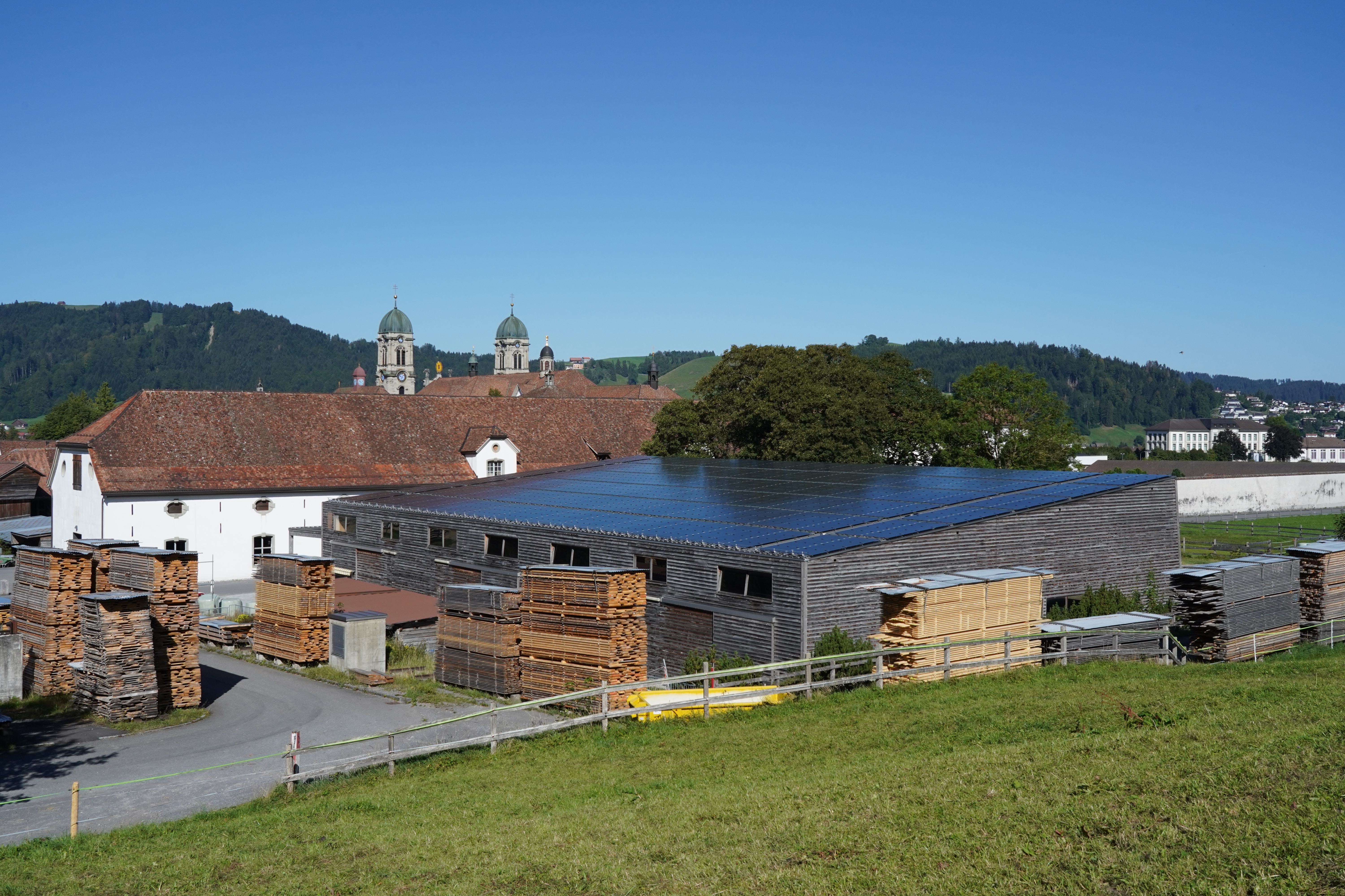PV Anlage auf Dach der Reithalle Kloster Einsiedeln